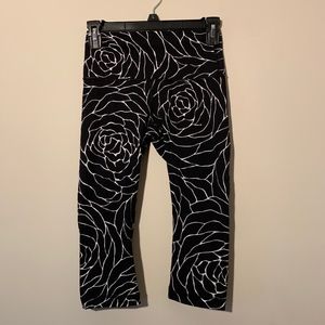 lululemon athletica Cropped Rose Pattern Leggings